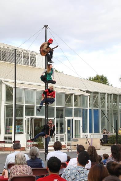  Inauguración de la Escuela de Circo - Imagen momento de la actuación circense del grupo "Entre Nous", practican el Mástil Chino.
