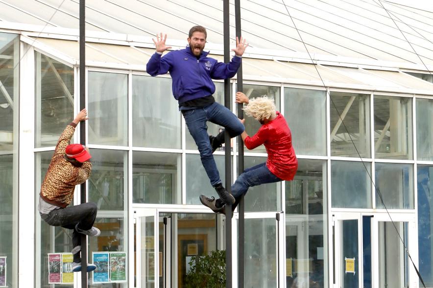  Inauguración de la Escuela de Circo -    Imagen momento de la actuación circense del grupo "Entre Nous", practican el Mástil Chino.