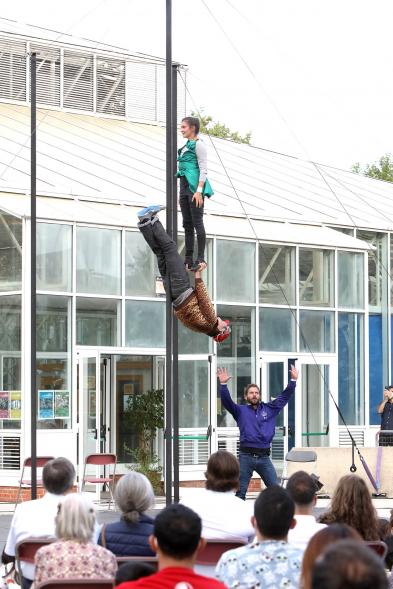  Inauguración de la Escuela de Circo - Imagen momento de la actuación circense del grupo "Entre Nous", practican el Mástil Chino.