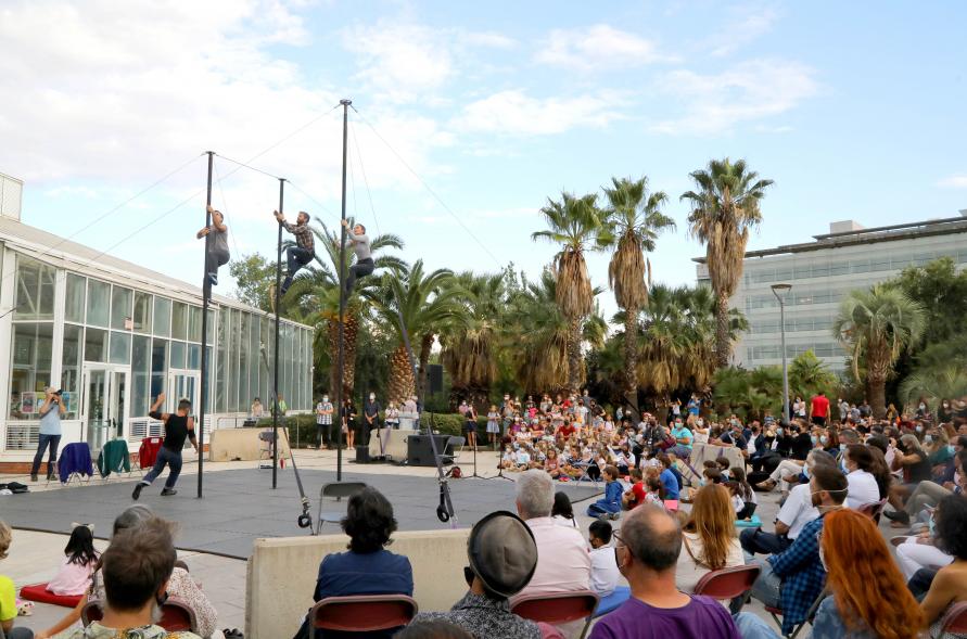 Inauguración de la Escuela de Circo - Imagen momento de la actuación circense del grupo "Entre Nous", practican el Mástil Chino.