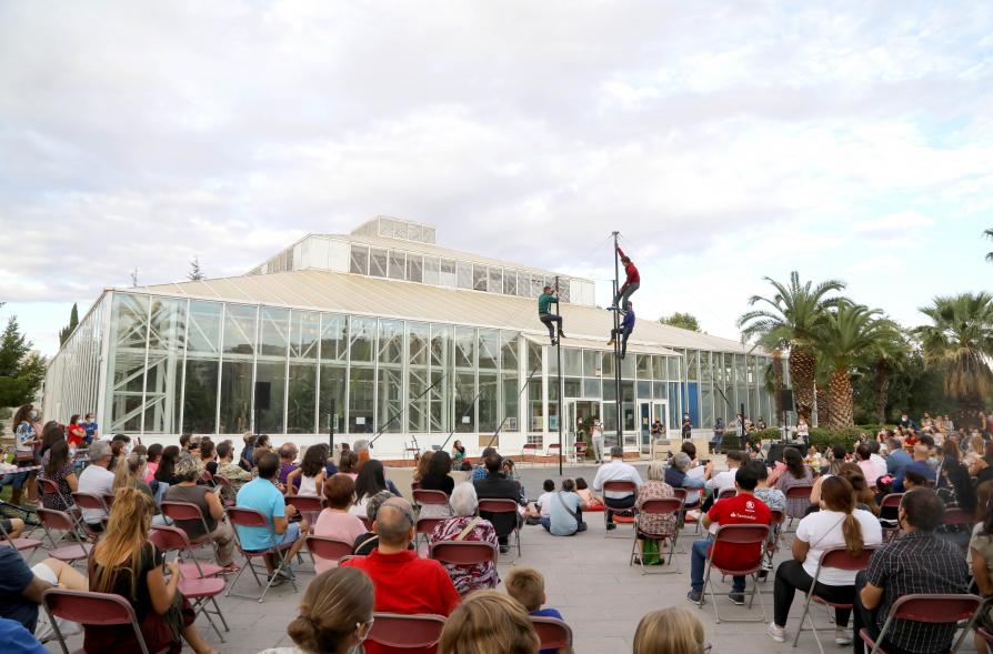 Inauguración de la Escuela de Circo -   Imagen lejana momento de la actuación circense del grupo "Entre Nous", practican el Mástil Chino.