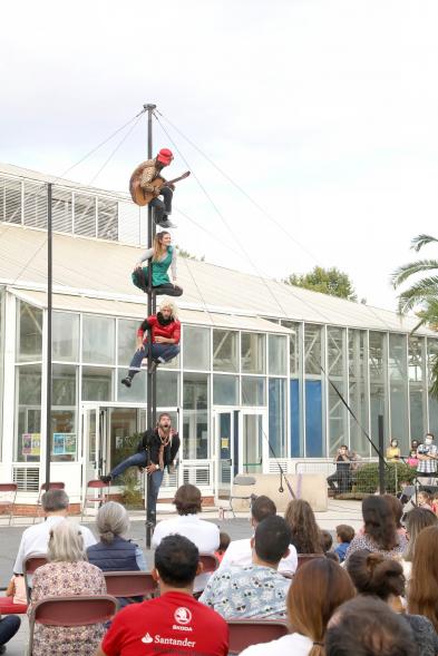 Inauguración de la Escuela de Circo -  Imagen momento de la actuación circense del grupo "Entre Nous", practican el Mástil Chino.