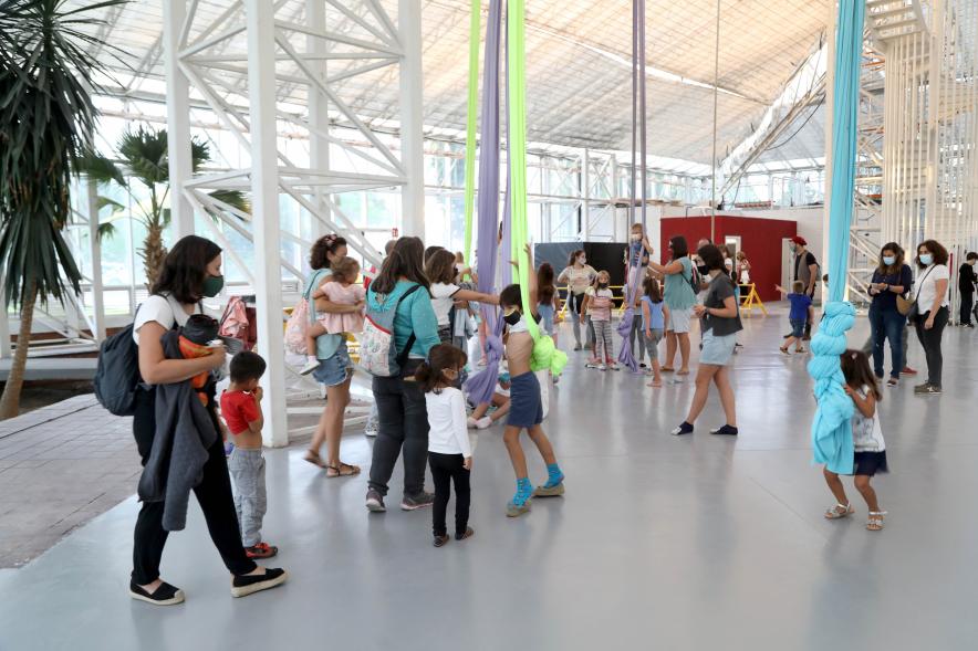 Inauguración de la Escuela de Circo - Imagen de la visita al interior de El Invernadero, que parece una gran carpa de circo de cristal.