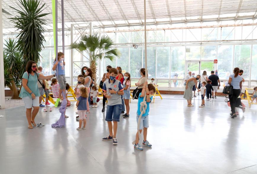 Inauguración de la Escuela de Circo - Imagen de la visita al interior de El Invernadero, que parece una gran carpa de circo de cristal.