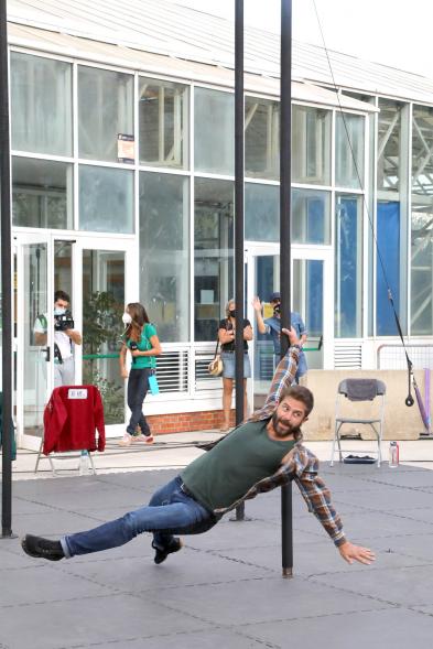 Inauguración de la Escuela de Circo -  Imagen momento de la actuación circense del grupo "Entre Nous", practican el Mástil Chino.