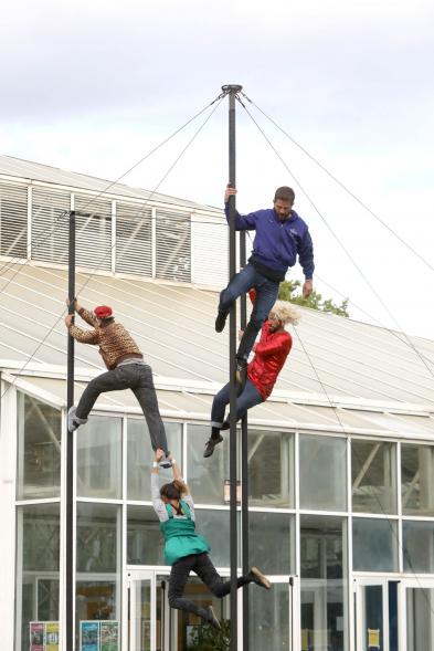 Inauguración de la Escuela de Circo - Imagen momento de la actuación circense del grupo "Entre Nous", practican el Mástil Chino.