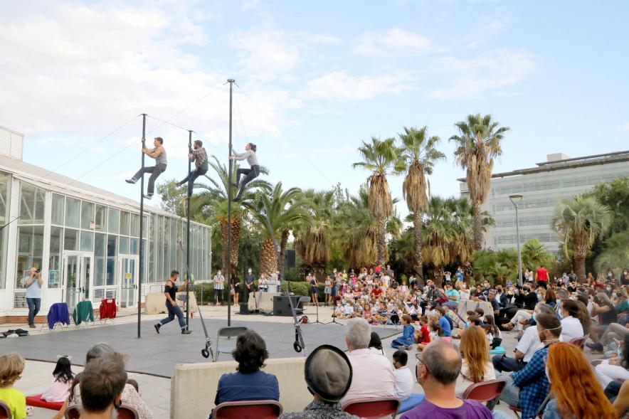 Inauguración de la Escuela de Circo - Imagen momento de la actuación circense del grupo "Entre Nous", practican el Mástil Chino.