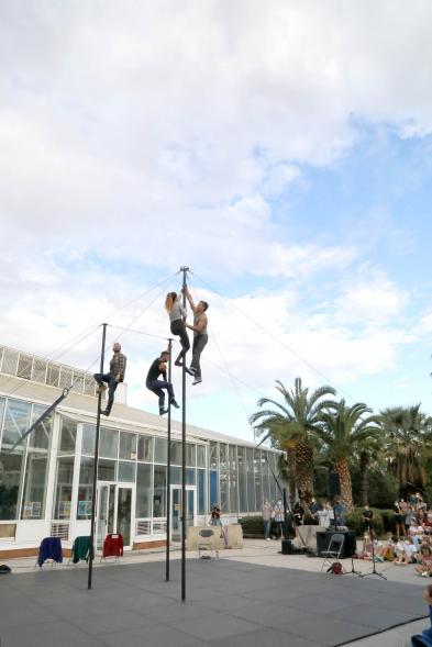Inauguración de la Escuela de Circo -  Imagen momento de la actuación circense del grupo "Entre Nous", practican el Mástil Chino.