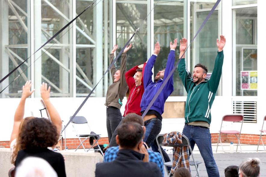 Inauguración de la Escuela de Circo - Imagen del grupo circense "Entre Nous" recibiendo los aplausos del público.