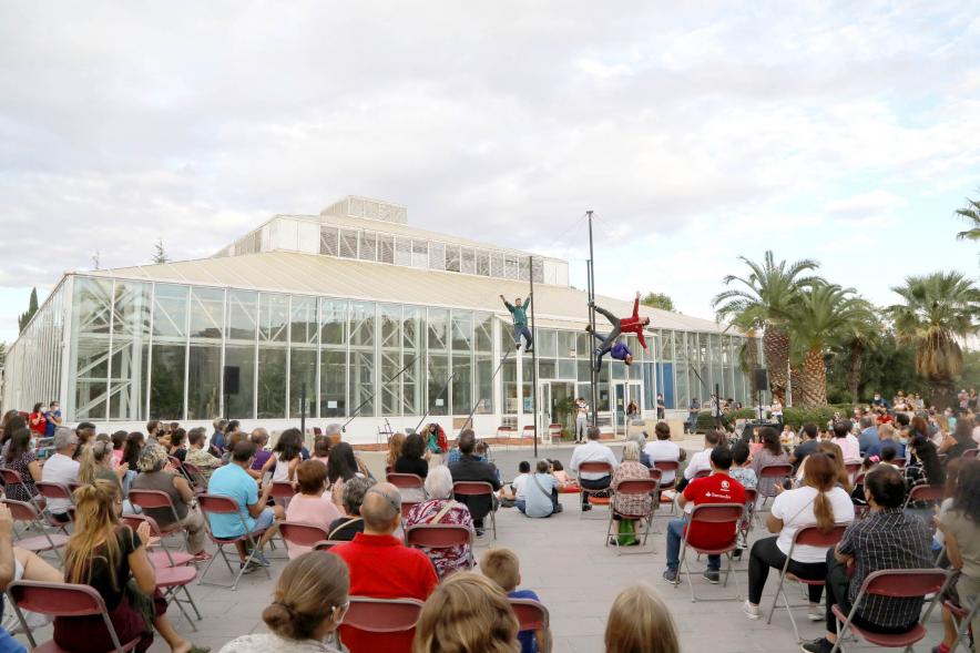 Inauguración de la Escuela de Circo - Imagen momento de la actuación circense del grupo "Entre Nous", practican el Mástil Chino.