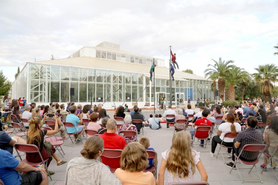 Inauguración de la Escuela de Circo - Imagen lejana momento de la actuación circense del grupo "Entre Nous", practican el Mástil Chino.