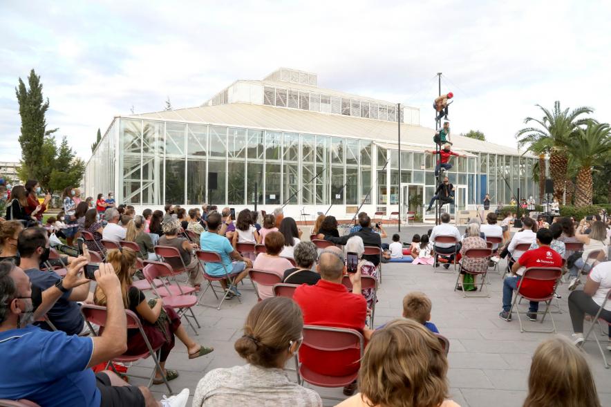  Inauguración de la Escuela de Circo - Imagen momento de la actuación circense del grupo "Entre Nous", practican el Mástil Chino.
