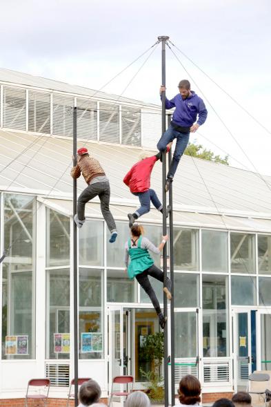 Inauguración de la Escuela de Circo -  Imagen momento de la actuación circense del grupo "Entre Nous", practican el Mástil Chino.