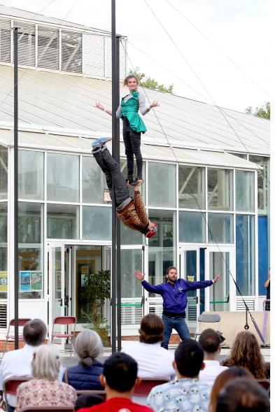 Inauguración de la Escuela de Circo - Imagen momento de la actuación circense del grupo "Entre Nous", practican el Mástil Chino.