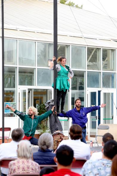 Inauguración de la Escuela de Circo -  Imagen momento de la actuación circense del grupo "Entre Nous", practican el Mástil Chino.