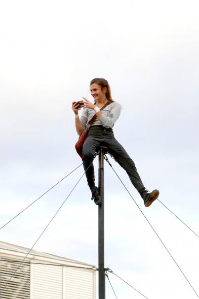   Inauguración de la Escuela de Circo -  Imagen momento de la actuación circense del grupo "Entre Nous", practican el Mástil Chino.