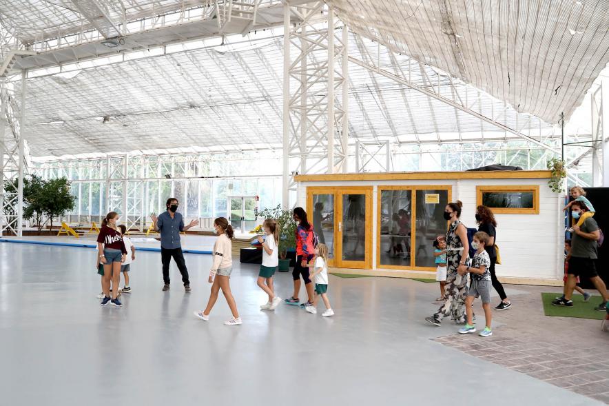 Inauguración de la Escuela de Circo -  Imagen de la visita al interior de El Invernadero, que parece una gran carpa de circo de cristal.