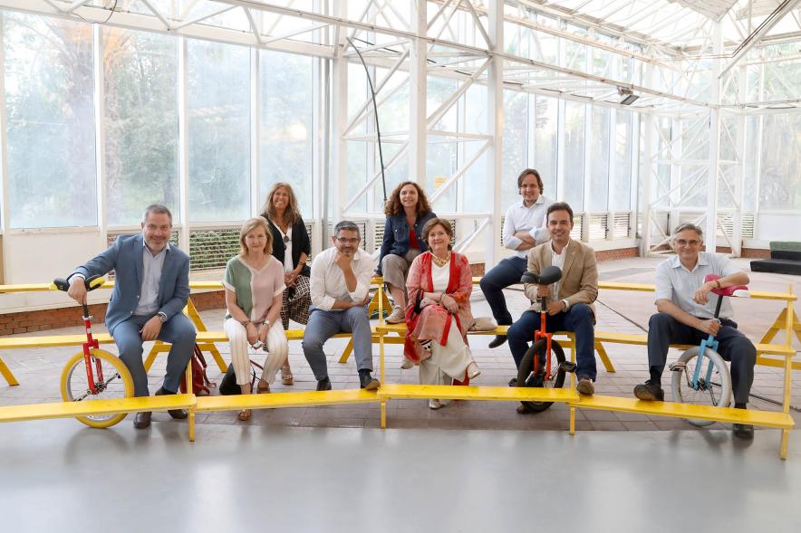Inauguración de la Escuela de Circo - Imagen del posado de las autoridades que han asistido a la inauguración de la Escuela de Circo El Invernadero.