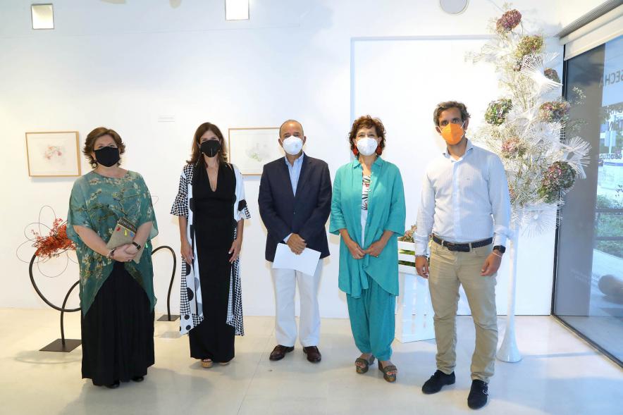  Inauguración Exposición de Ikebana y Acuarelas en el C.C. Anabel Segura -  Imagen de las dos artistas Leslie Weinstein y María Gloria Andrade acompañadas por el alcalde Aitor Retolaza y otras personalidades.