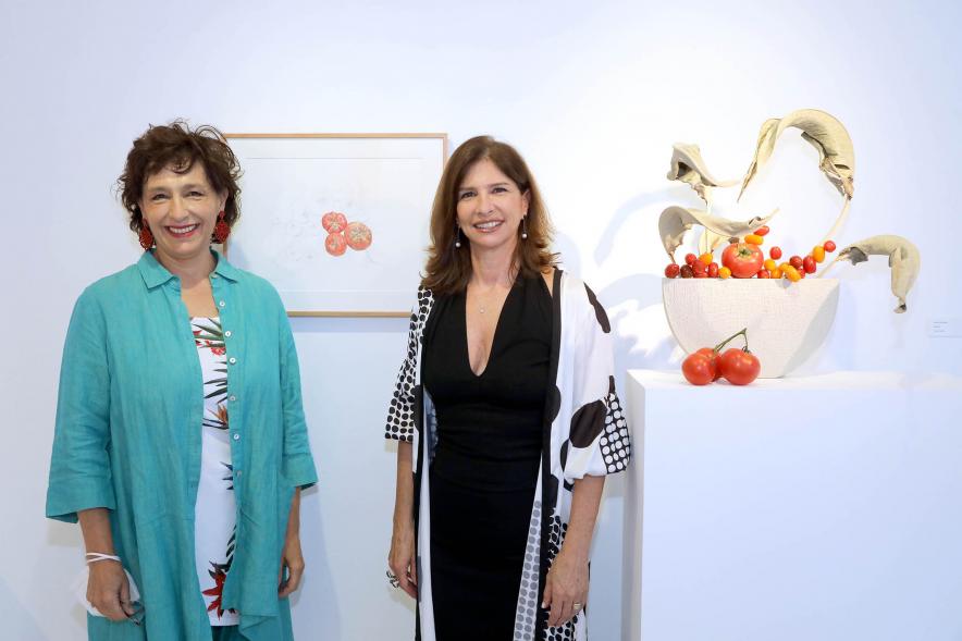  Inauguración Exposición de Ikebana y Acuarelas en el C.C. Anabel Segura   -  Imagen de las dos artistas Leslie Weinstein y María Gloria Andrade.