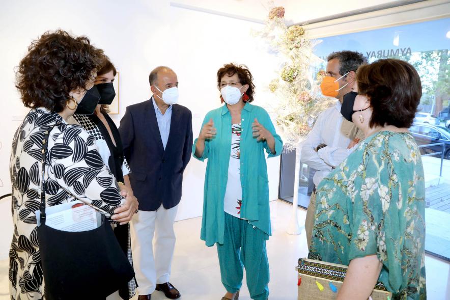 Inauguración Exposición de Ikebana y Acuarelas en el C.C. Anabel Segura - Imagen de las dos artistas recorriendo la exposición con las autoridades asistentes.
