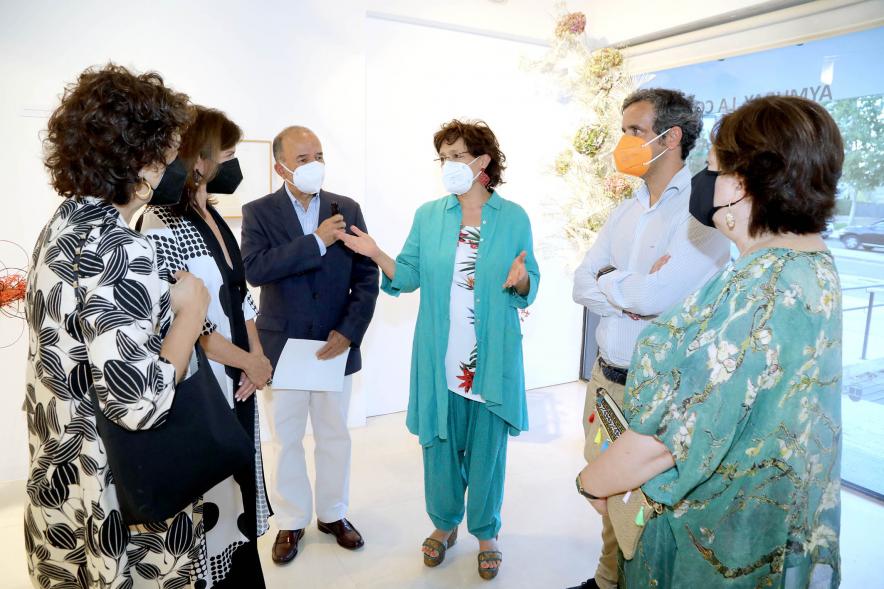 Inauguración Exposición de Ikebana y Acuarelas en el C.C. Anabel Segura - Imagen de las dos artistas recorriendo la exposición con las autoridades asistentes.