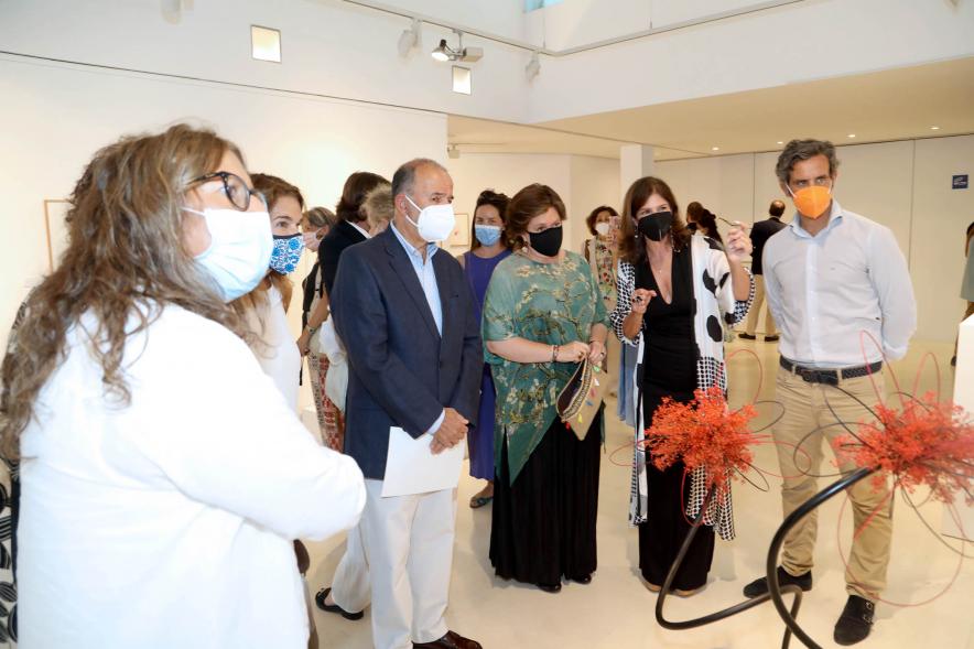 Inauguración Exposición de Ikebana y Acuarelas en el C.C. Anabel Segura - Imagen de las dos artistas recorriendo la exposición con las autoridades asistentes.