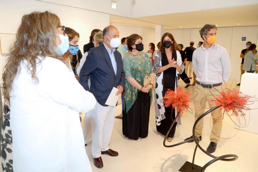   Inauguración Exposición de Ikebana y Acuarelas en el C.C. Anabel Segura - Imagen de las dos artistas recorriendo la exposición con las autoridades asistentes.