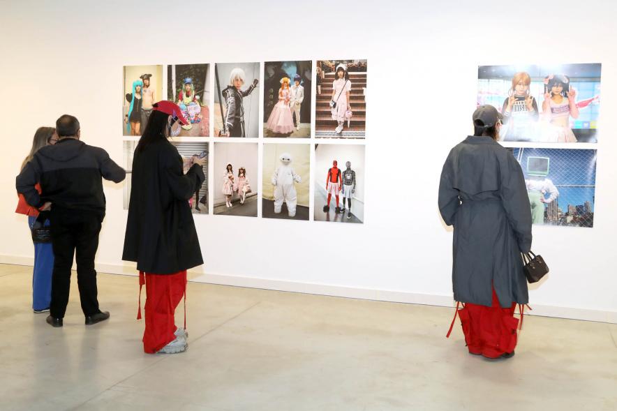  Inauguración Exposición Miguel Trillo - Imagen de personas mirando la exposición.