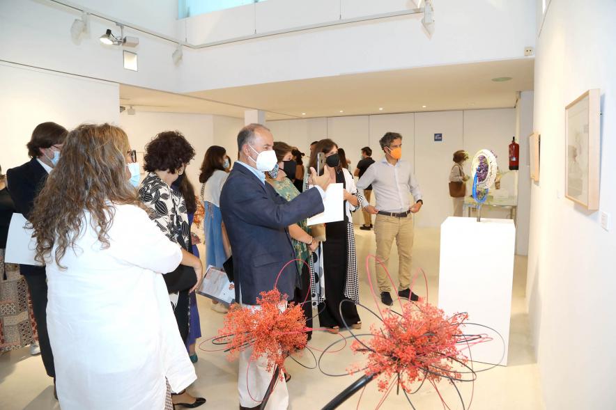  Inauguración Exposición de Ikebana y Acuarelas en el C.C. Anabel Segura - Imagen de las dos artistas recorriendo la exposición con las autoridades asistentes.