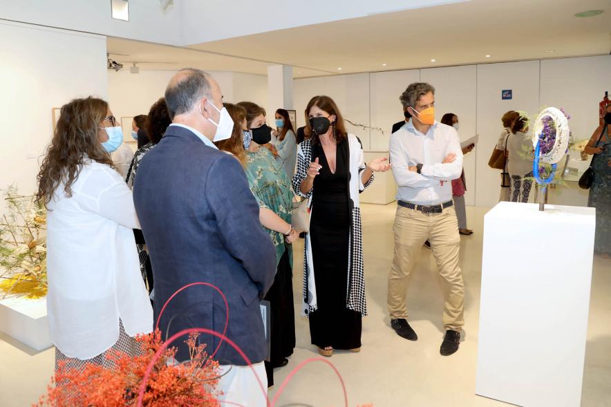 Inauguración Exposición de Ikebana y Acuarelas en el C.C. Anabel Segura - Imagen de las dos artistas recorriendo la exposición con las autoridades asistentes.