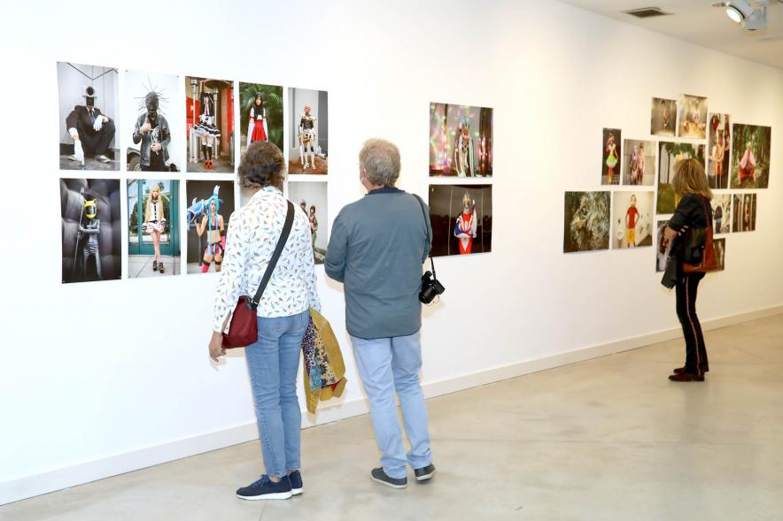   Inauguración Exposición Miguel Trillo - Imagen de personas mirando la exposición.
