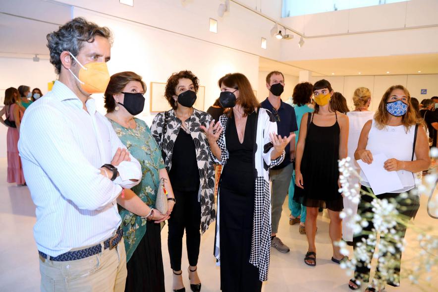 Inauguración Exposición de Ikebana y Acuarelas en el C.C. Anabel Segura - Imagen de las dos artistas recorriendo la exposición con las autoridades asistentes.
