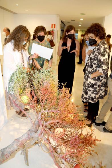 Inauguración Exposición de Ikebana y Acuarelas en el C.C. Anabel Segura  - Imagen de la artista Leslie Weinstein explicando los arreglos de Ikebana, que es un arte japonés que introduce elementos florales en las obras.