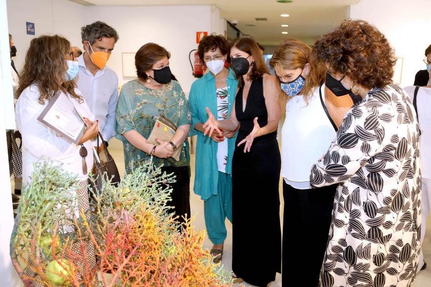 Inauguración Exposición de Ikebana y Acuarelas en el C.C. Anabel Segura - Imagen de la artista Leslie Weinstein explicando los arreglos de Ikebana, que es un arte japonés que introduce elementos florales en las obras.