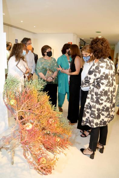  Inauguración Exposición de Ikebana y Acuarelas en el C.C. Anabel Segura - Imagen de la artista Leslie Weinstein explicando los arreglos de Ikebana, que es un arte japonés que introduce elementos florales en las obras.