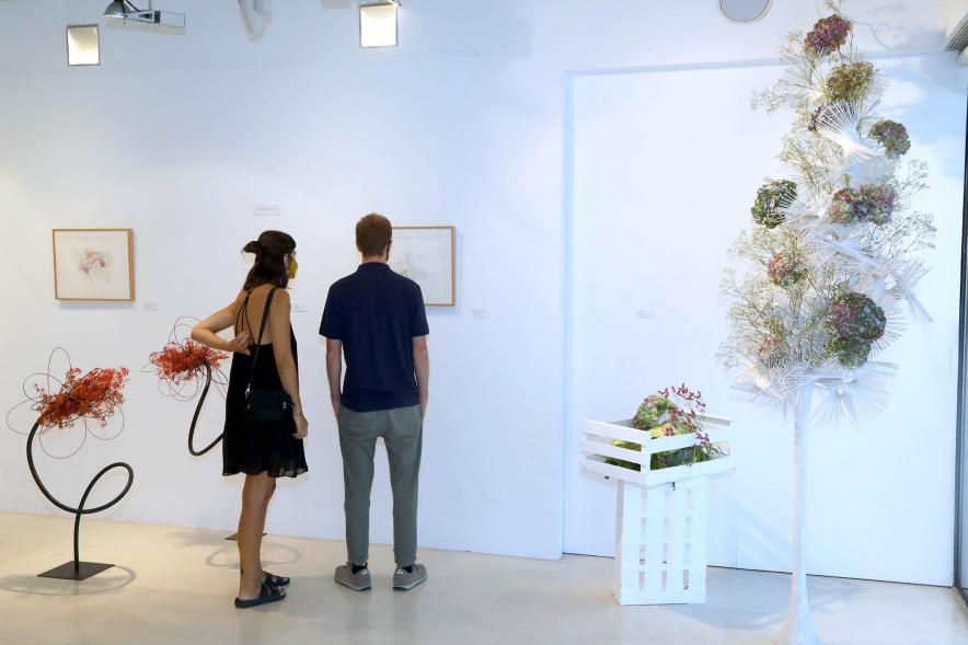  Inauguración Exposición de Ikebana y Acuarelas en el C.C. Anabel Segura - Imagen de personas mirando la exposición.