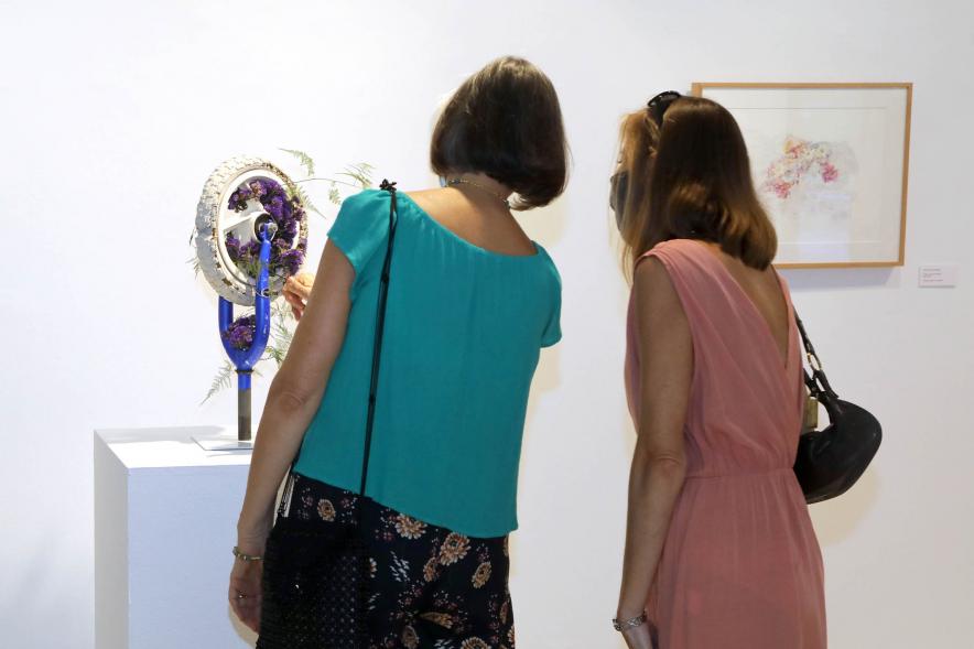  Inauguración Exposición de Ikebana y Acuarelas en el C.C. Anabel Segura -  Imagen de personas mirando la exposición.