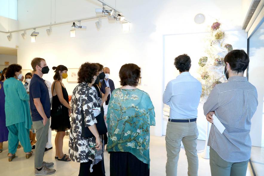 Inauguración Exposición de Ikebana y Acuarelas en el C.C. Anabel Segura - Imagen de las dos artistas recorriendo la exposición con las autoridades asistentes.