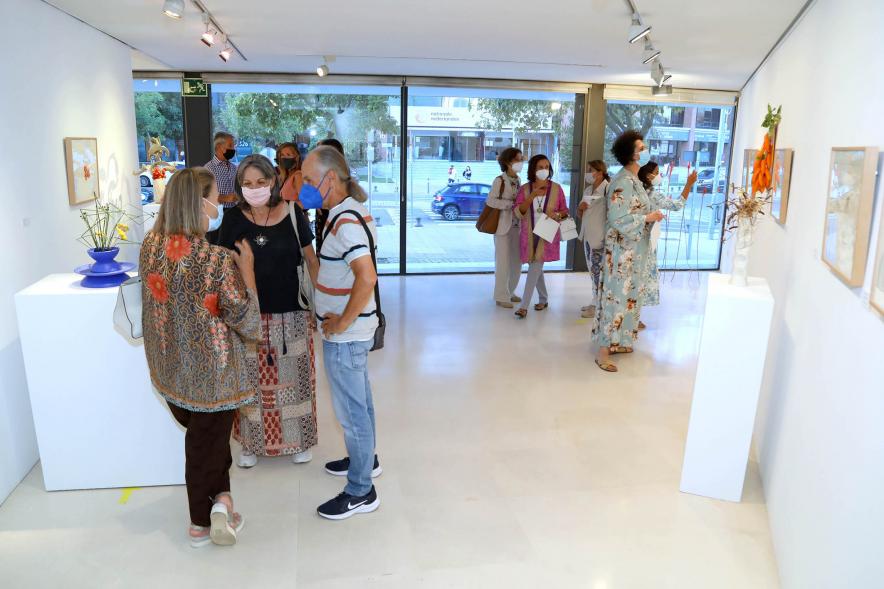 Inauguración Exposición de Ikebana y Acuarelas en el C.C. Anabel Segura - Imagen de personas mirando la exposición.