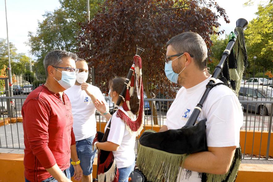 Día de la Santina de la Casa de Asturias en el Parque de Asturias y Cantabria - Imagen del vicealcalde Rafael Sánchez Acera charlando con uno de los gaiteros de la Banda Respingo.