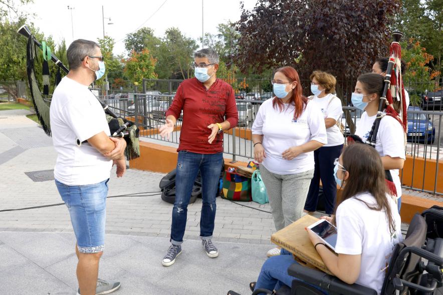  Día de la Santina de la Casa de Asturias en el Parque de Asturias y Cantabria -  Imagen del vicealcalde Rafael Sánchez Acera charlando con uno de los gaiteros de la Banda Respingo y otras personas.