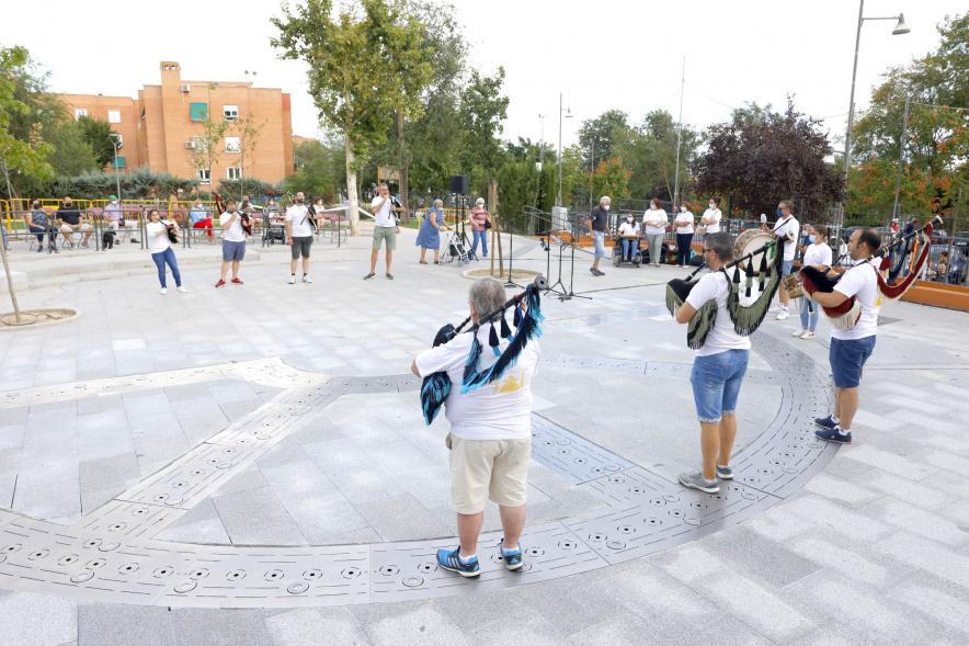 Día de la Santina de la Casa de Asturias en el Parque de Asturias y Cantabria -  Imagen de un momento de la actuación de la Banda de Gaitas Respingo.