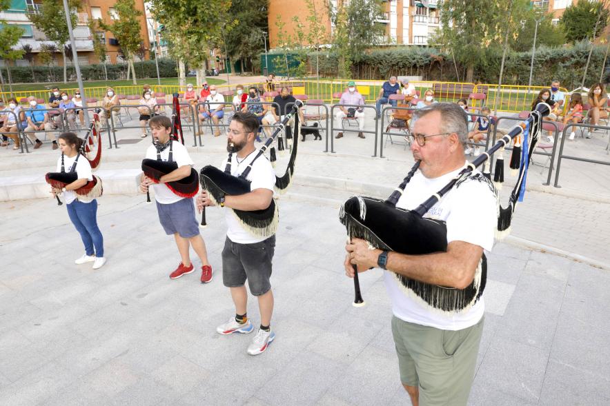 Día de la Santina de la Casa de Asturias en el Parque de Asturias y Cantabria -   Imagen de un momento de la actuación de la Banda de Gaitas Respingo.