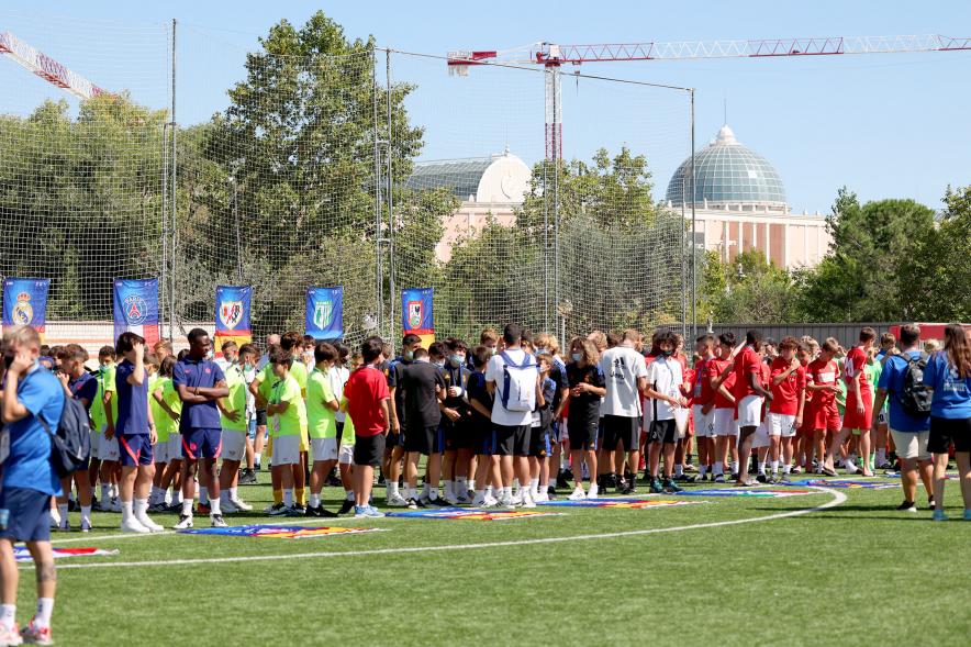 Final Madrid Fútbol Cup - Imagen del momento de la entrega de trofeos con todos los equipos en el campo de futbol..