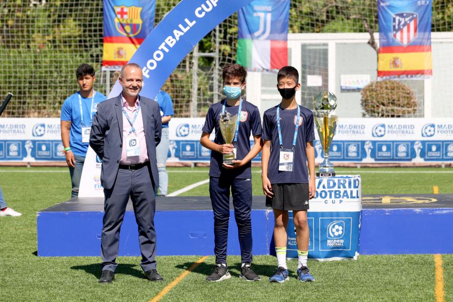  Final Madrid Fútbol Cup -  Imagen de un momento de la entrega de los distintos trofeos individuales. El premio al fair play fue para la Agrupación Deportiva Alcobendas.