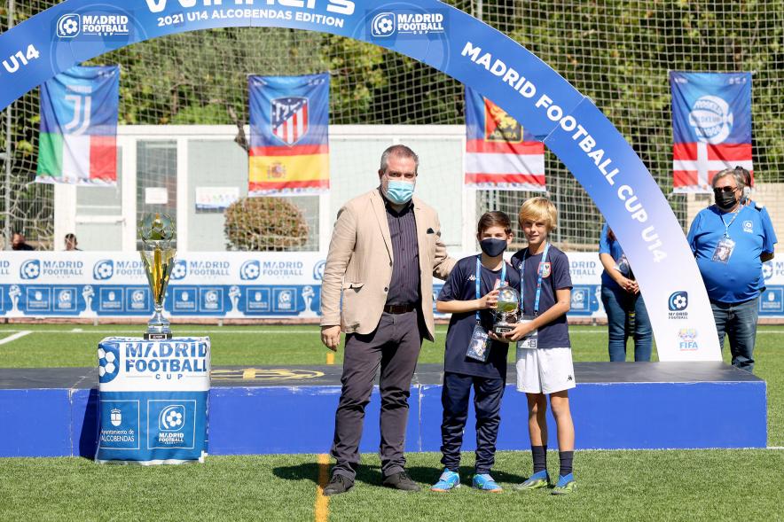  Final Madrid Fútbol Cup - Imagen de un momento de la entrega de los distintos trofeos individuales.