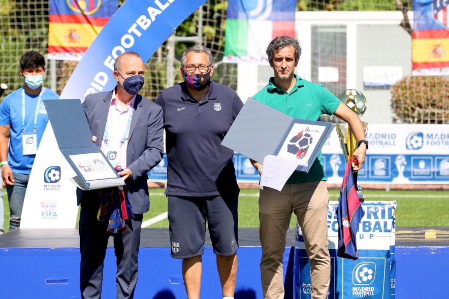   Final Madrid Fútbol Cup - Imagen de intercambio de obsequios.