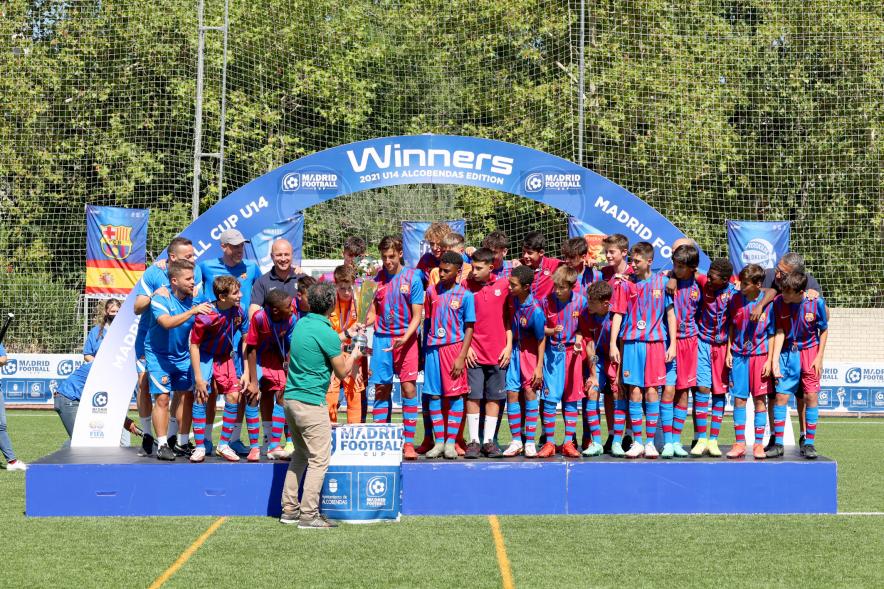 Final Madrid Fútbol Cup - Imagen del FC Barcelona recibiendo el trofeo de Campeón.