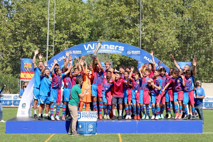 Final Madrid Fútbol Cup - Imagen del FC Barcelona celebrando que son campeones.